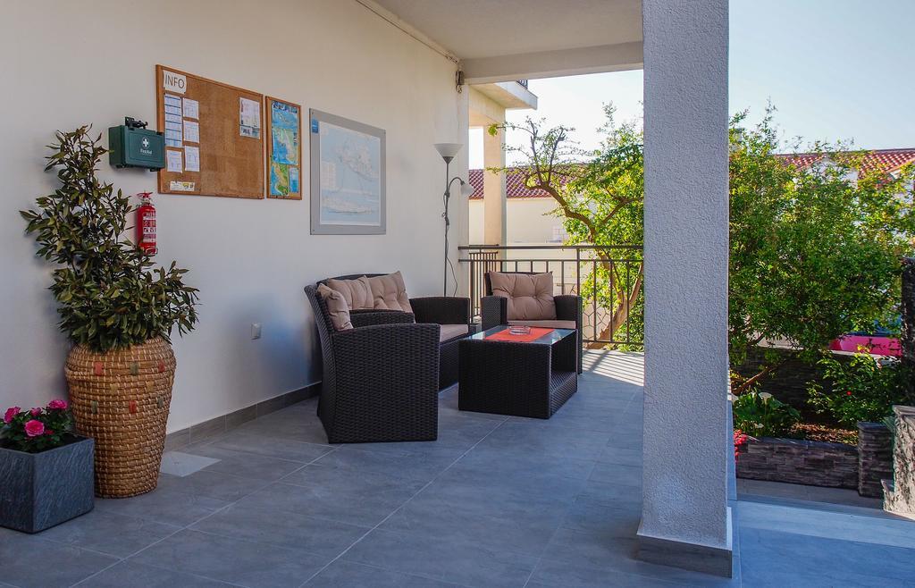Apartments Viskovic Хвар Экстерьер фото